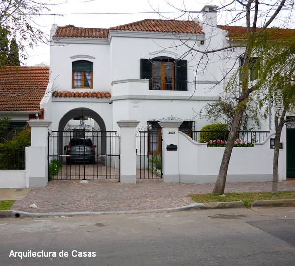 fachada de casa estilo Colonial español 